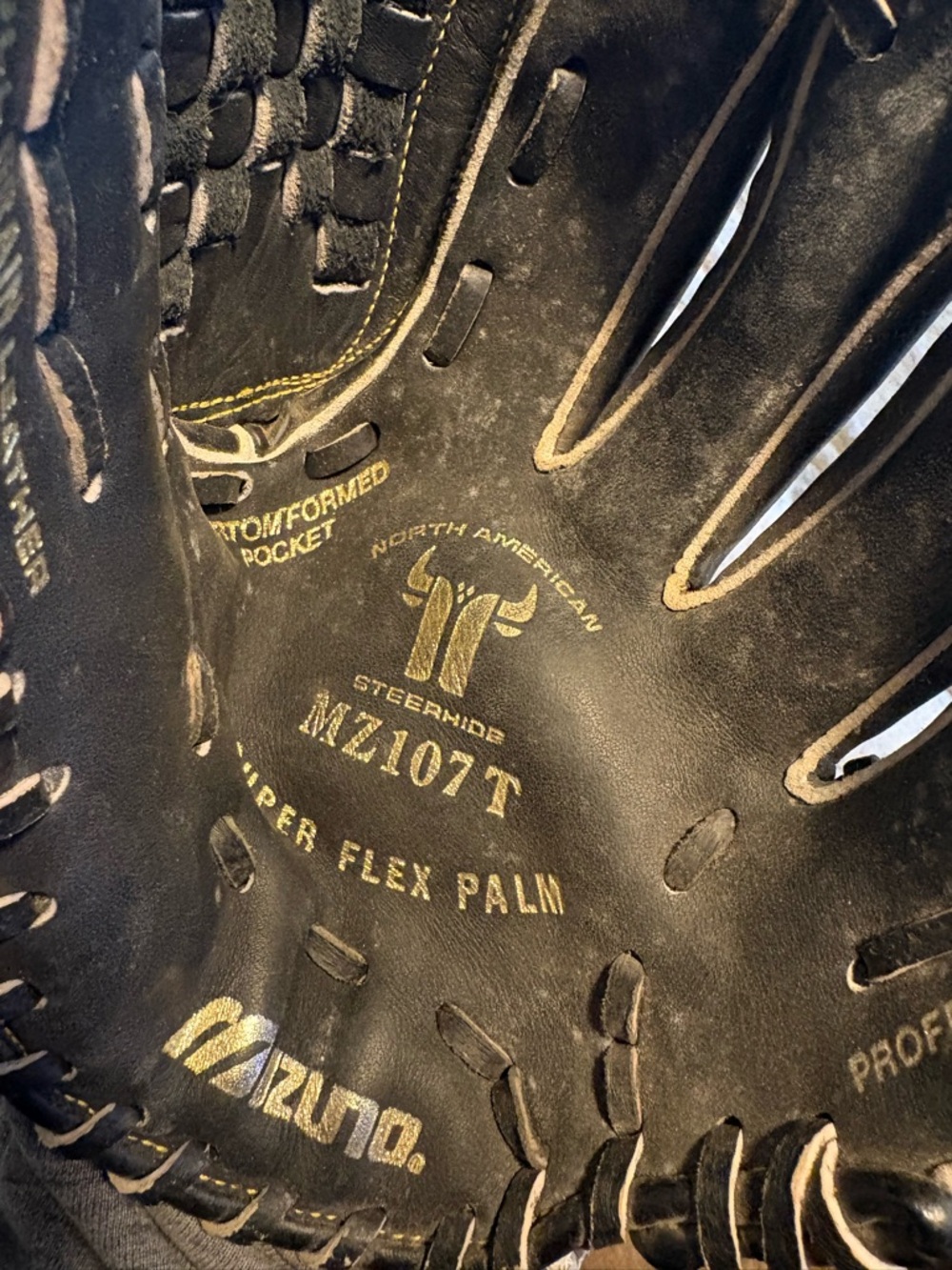 Mizuno MZ107T Professional Model RHT 11” - Picture 6 of 7